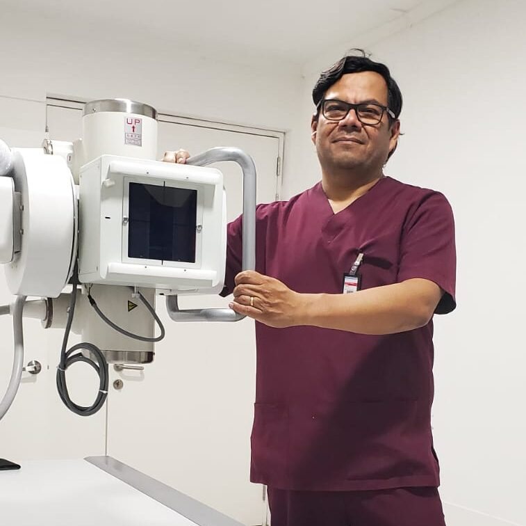Tecnólogo médico de Medytec junto al equipo de rayos X del centro